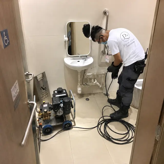 技師以電動通渠機處理浴室淤塞