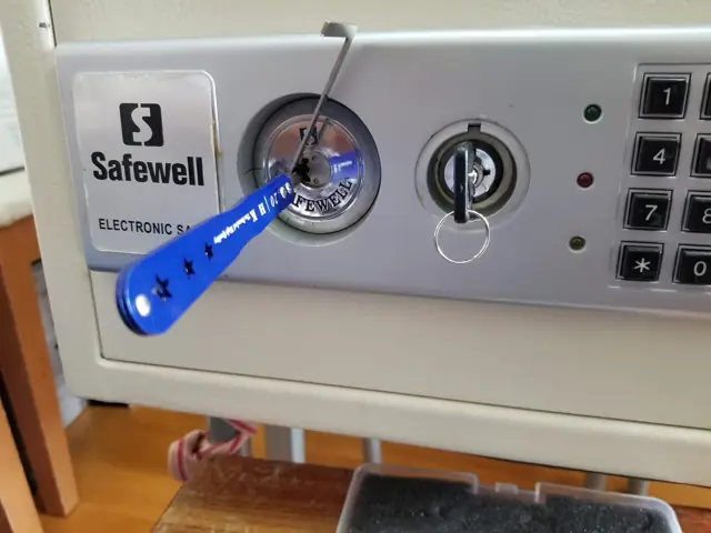 技師為 Safewell 夾萬開鎖