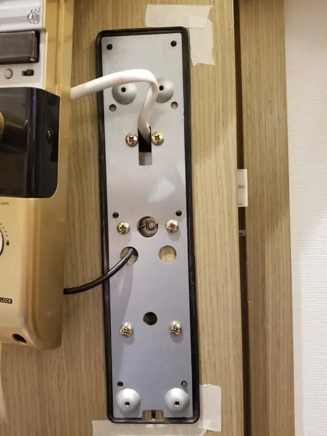技師安裝電子門鎖