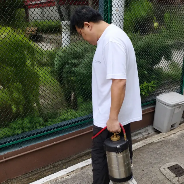 技師攜帶噴霧器進行戶外蚊患治理