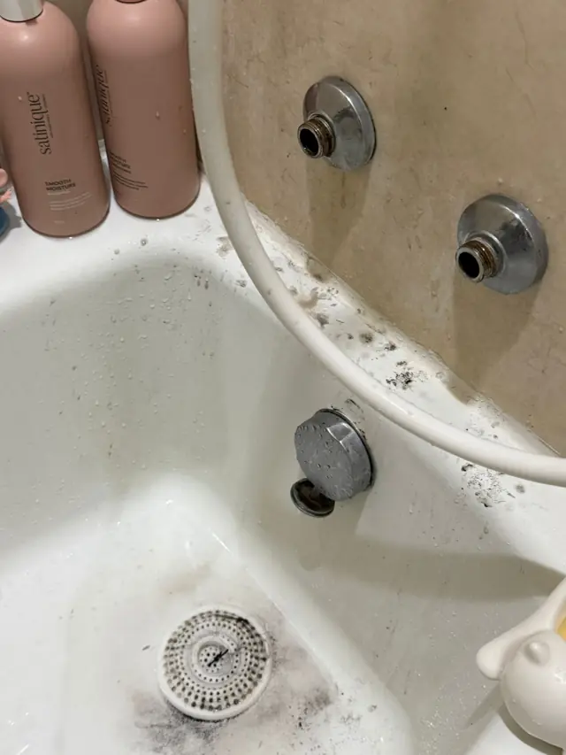 浴缸放水檢查水質